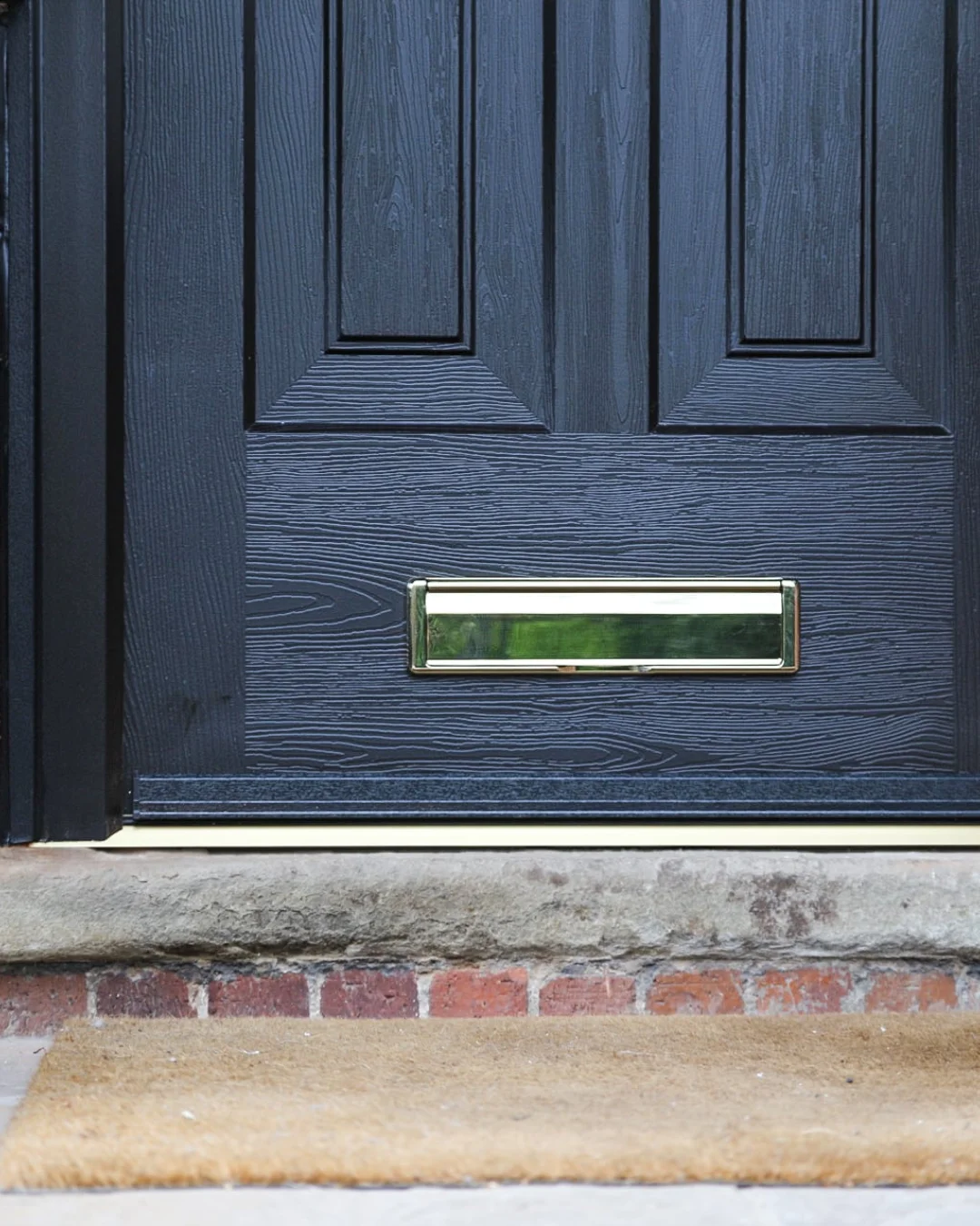 rockdoor newark in black with gold letterplate