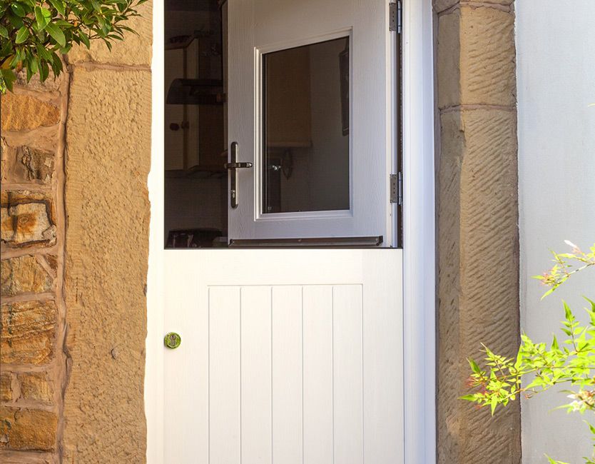 rockdoor stable view light in white